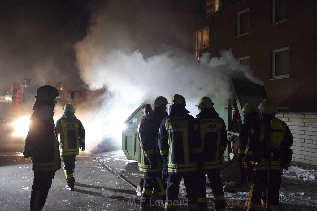 Feuer Papp Presscontainer Koeln Hoehenberg Bochumerstr P207.JPG - Miklos Laubert